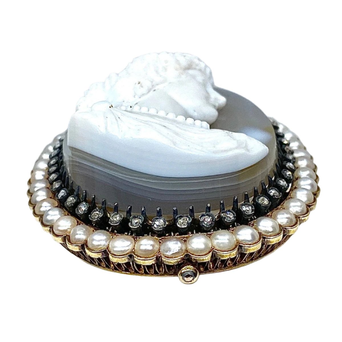 Broche Camée en or jaune, agate, perles et diamants - Castafiore