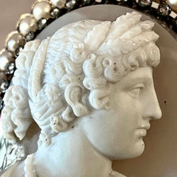 Broche Camée en or jaune, agate, perles et diamants - Castafiore