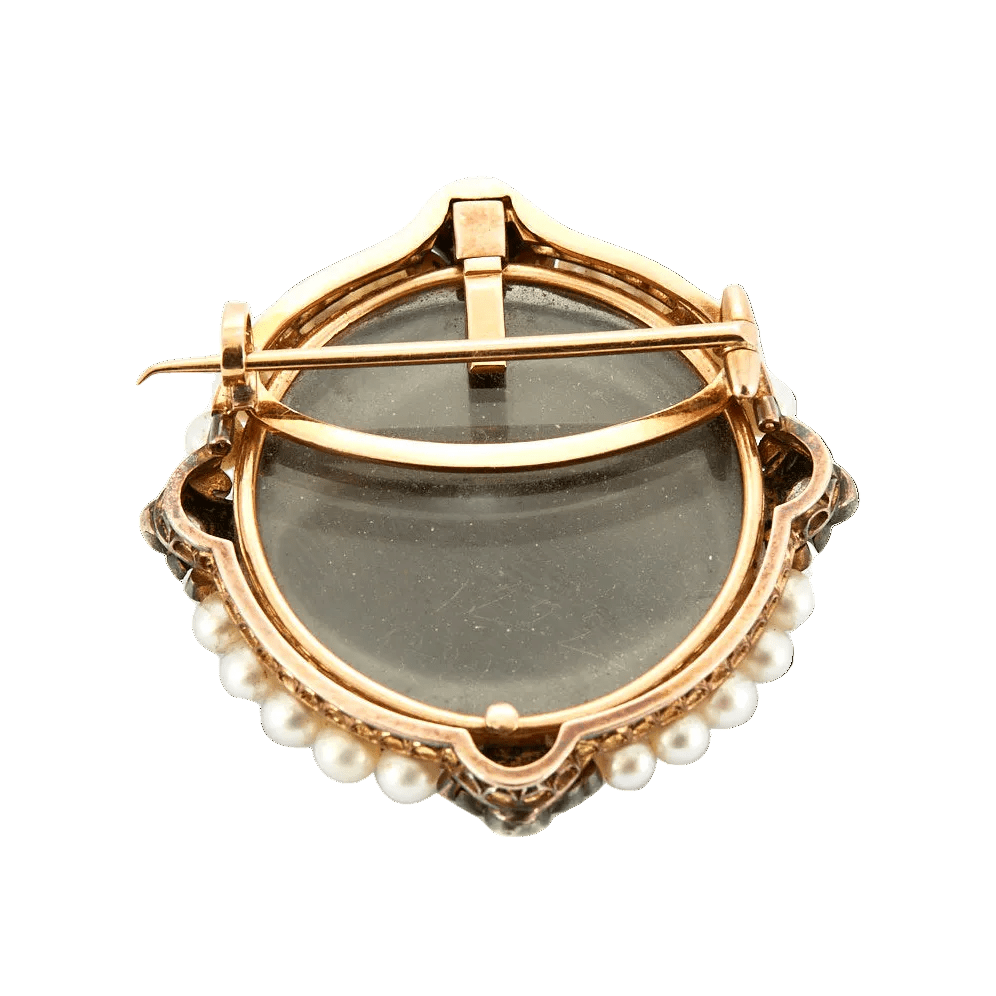 Broche Camée en or jaune, argent, calcédoine, perles et diamants - Castafiore