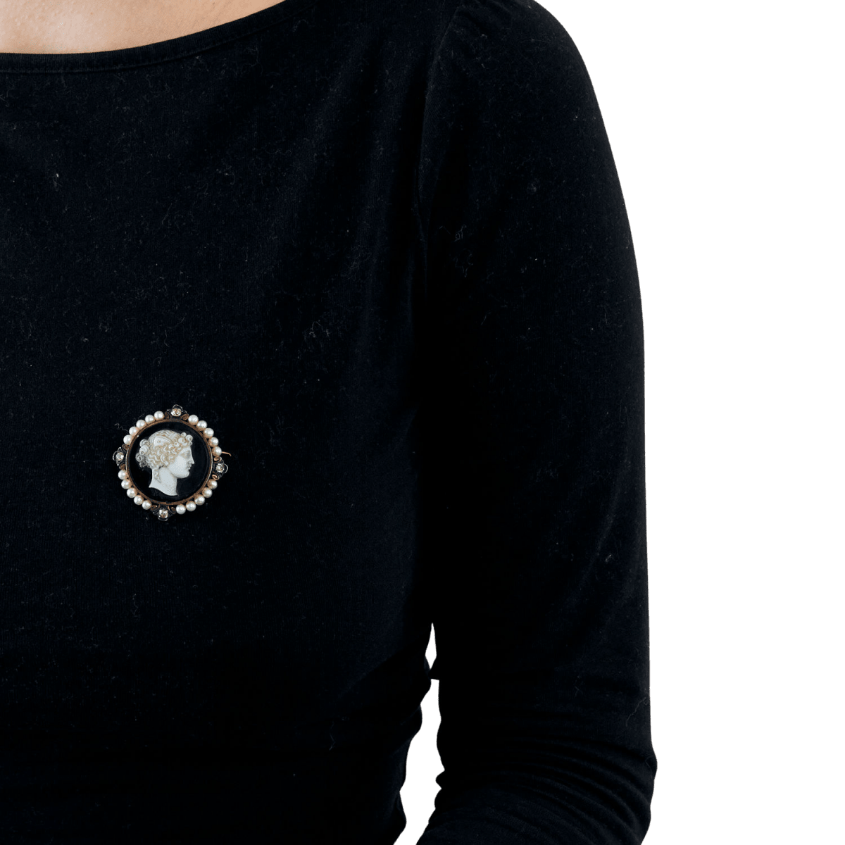 Broche Camée en or jaune, argent, calcédoine, perles et diamants - Castafiore