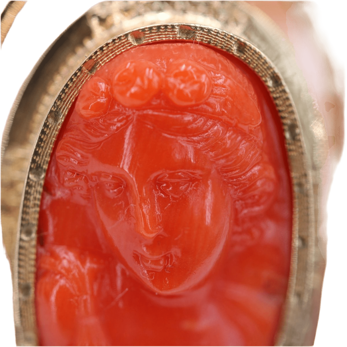 Broche Camée en or jaune et corail - Castafiore