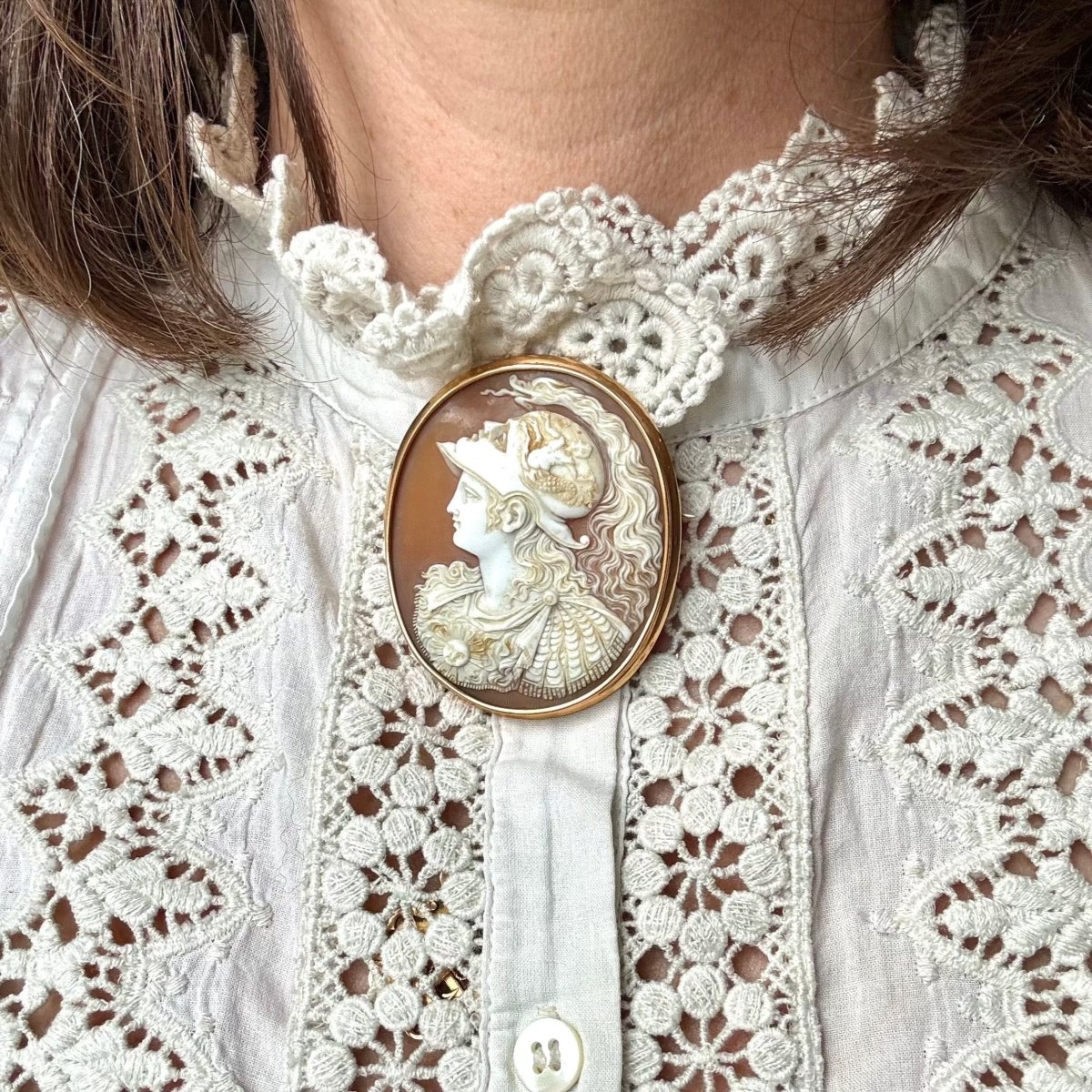Broche camée en or jaune et nacre - Castafiore