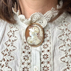Broche camée en or jaune et nacre - Castafiore