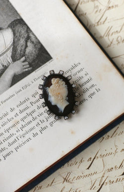 Broche Camée Onyx et Diamants - Castafiore