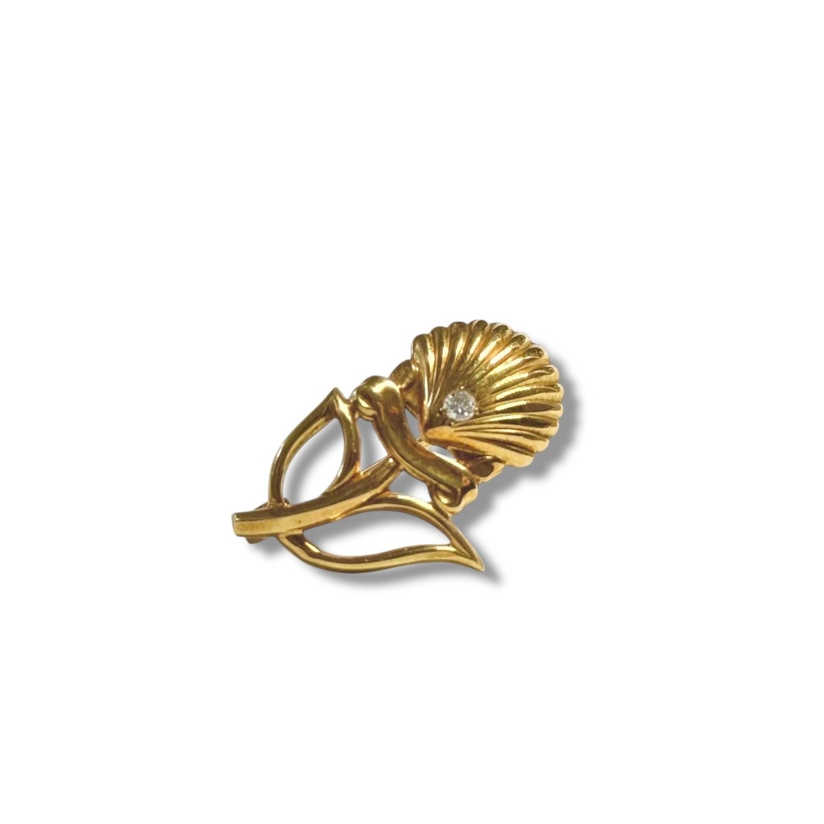 Broche CARTIER coquille feuillage en or jaune et diamant - Castafiore