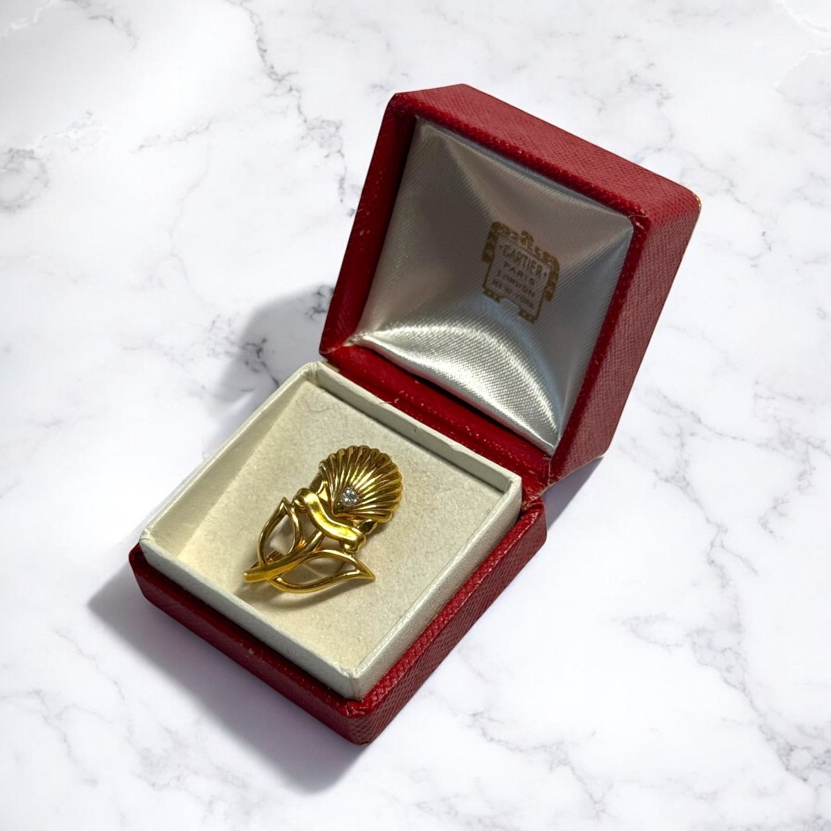 Broche CARTIER coquille feuillage en or jaune et diamant - Castafiore
