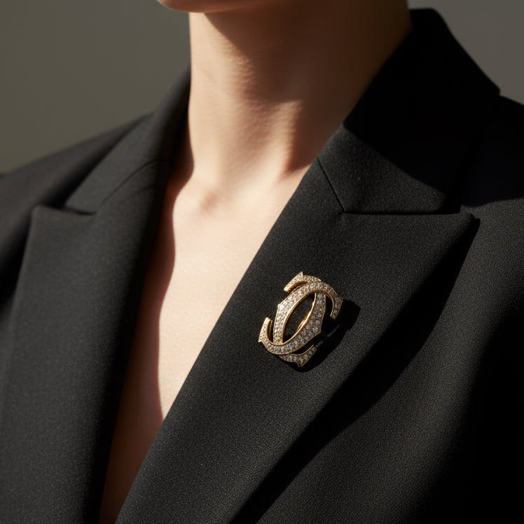 Broche CARTIER Double C en or jaune et diamants - Castafiore