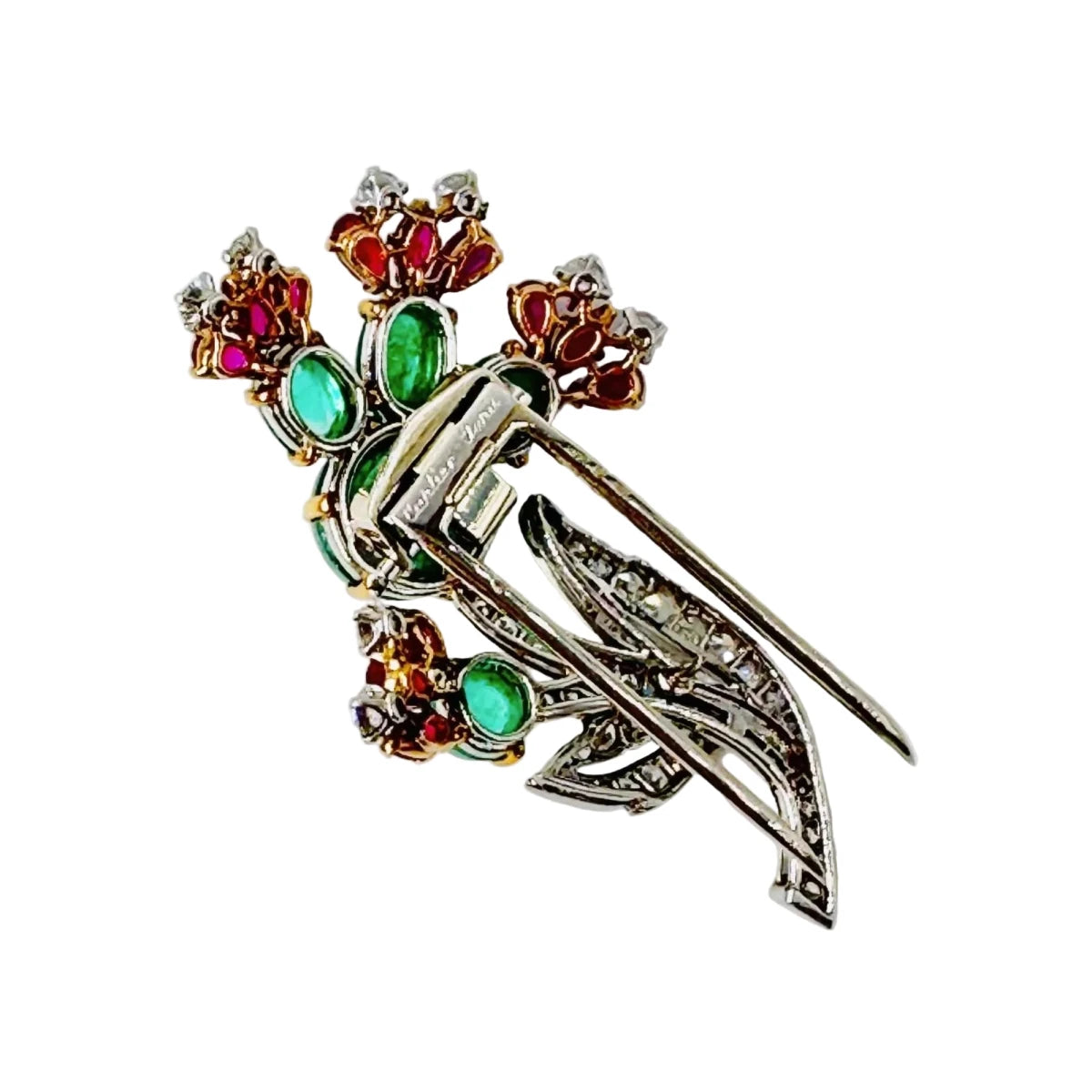 Broche CARTIER 'Fleur" en or blanc, émeraudes, rubis et diamants - Castafiore