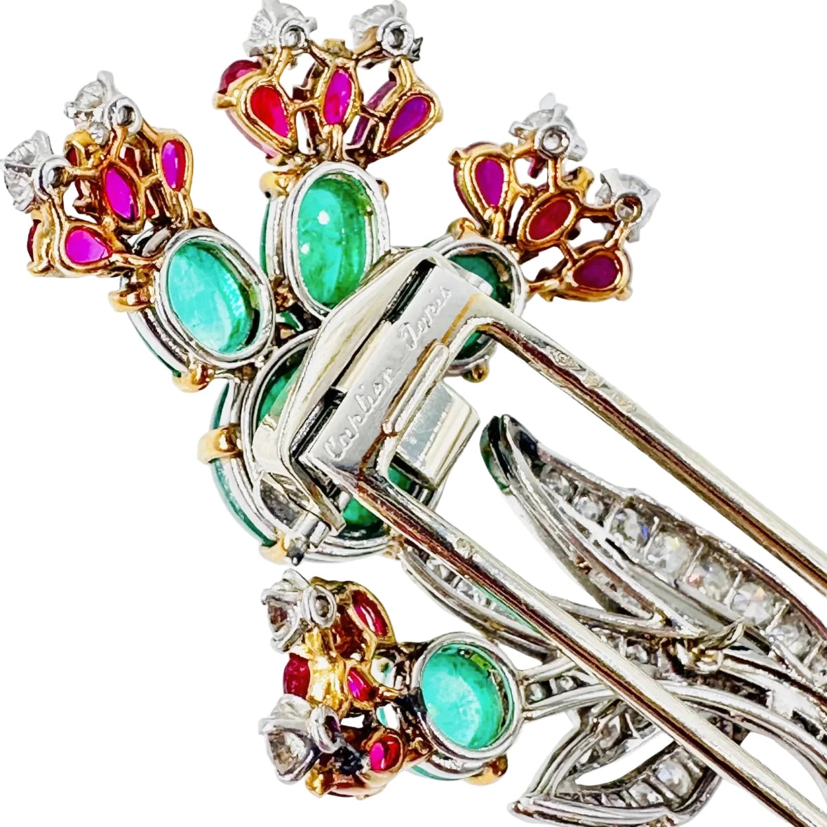Broche CARTIER 'Fleur" en or blanc, émeraudes, rubis et diamants - Castafiore