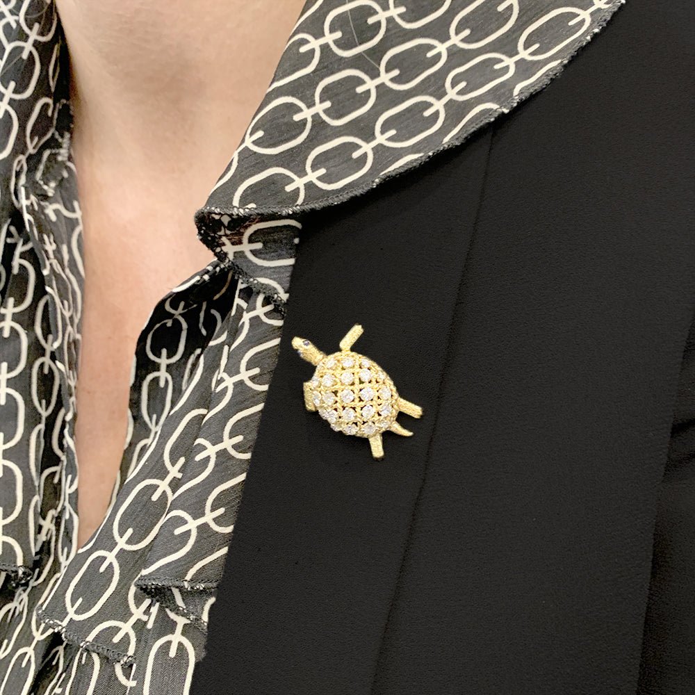 Broche CARTIER vintage, "Tortue", or jaune et diamants - Castafiore