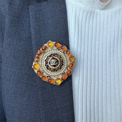 Broche CHANEL en métal, cabochons et perles - Castafiore