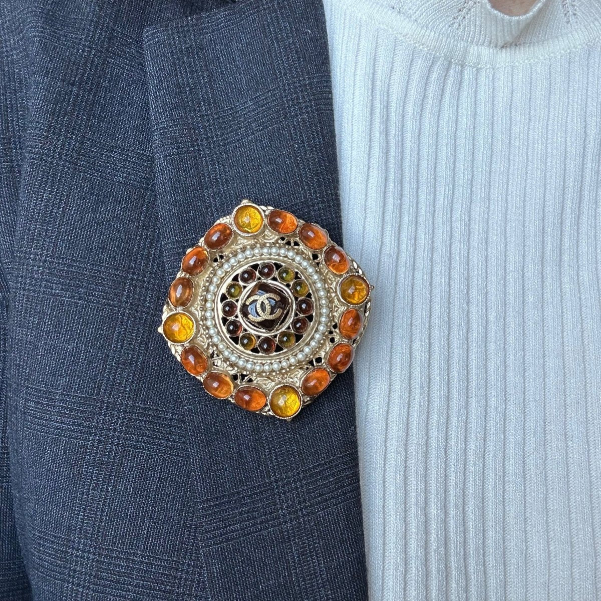 Broche CHANEL en métal, cabochons et perles - Castafiore
