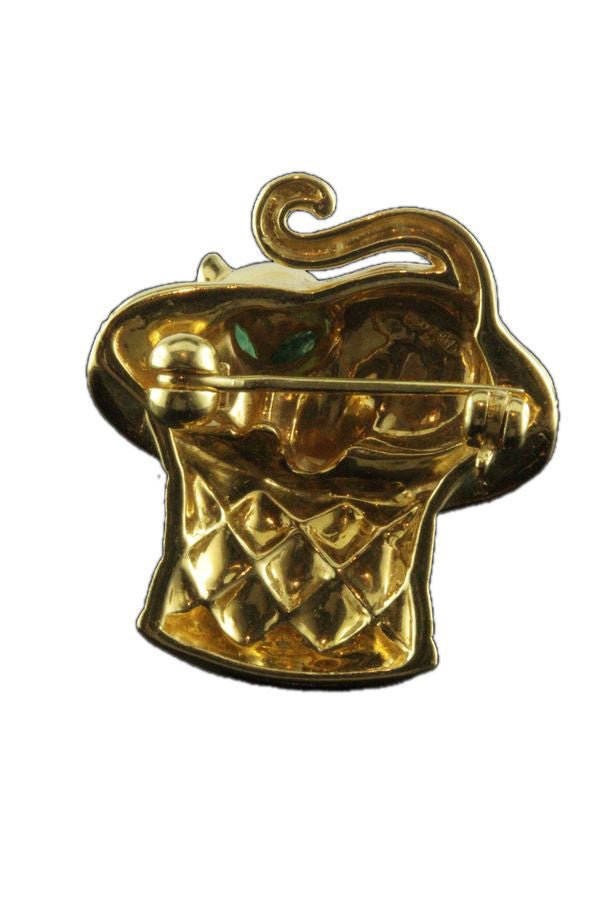 BROCHE CHAT DANS UN CHAPEAU ÉMERAUDES ET DIAMANTS - Castafiore