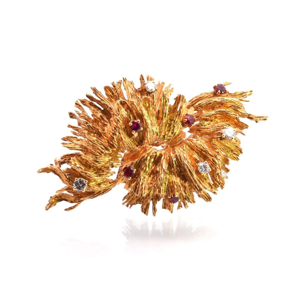 Broche CHAUMET en or jaune, rubis et diamants - Castafiore