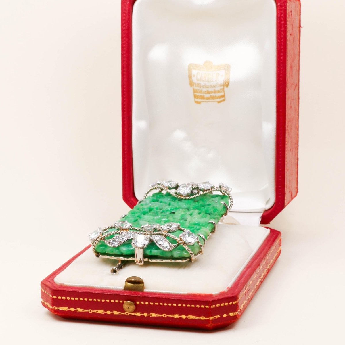 Broche Clip CARTIER en or blanc, platine, jade et diamants - Castafiore