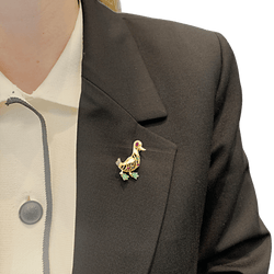 Broche Clip en or blanc, or jaune, rubis, émeraude, , turquoises, saphir et diamants - Castafiore