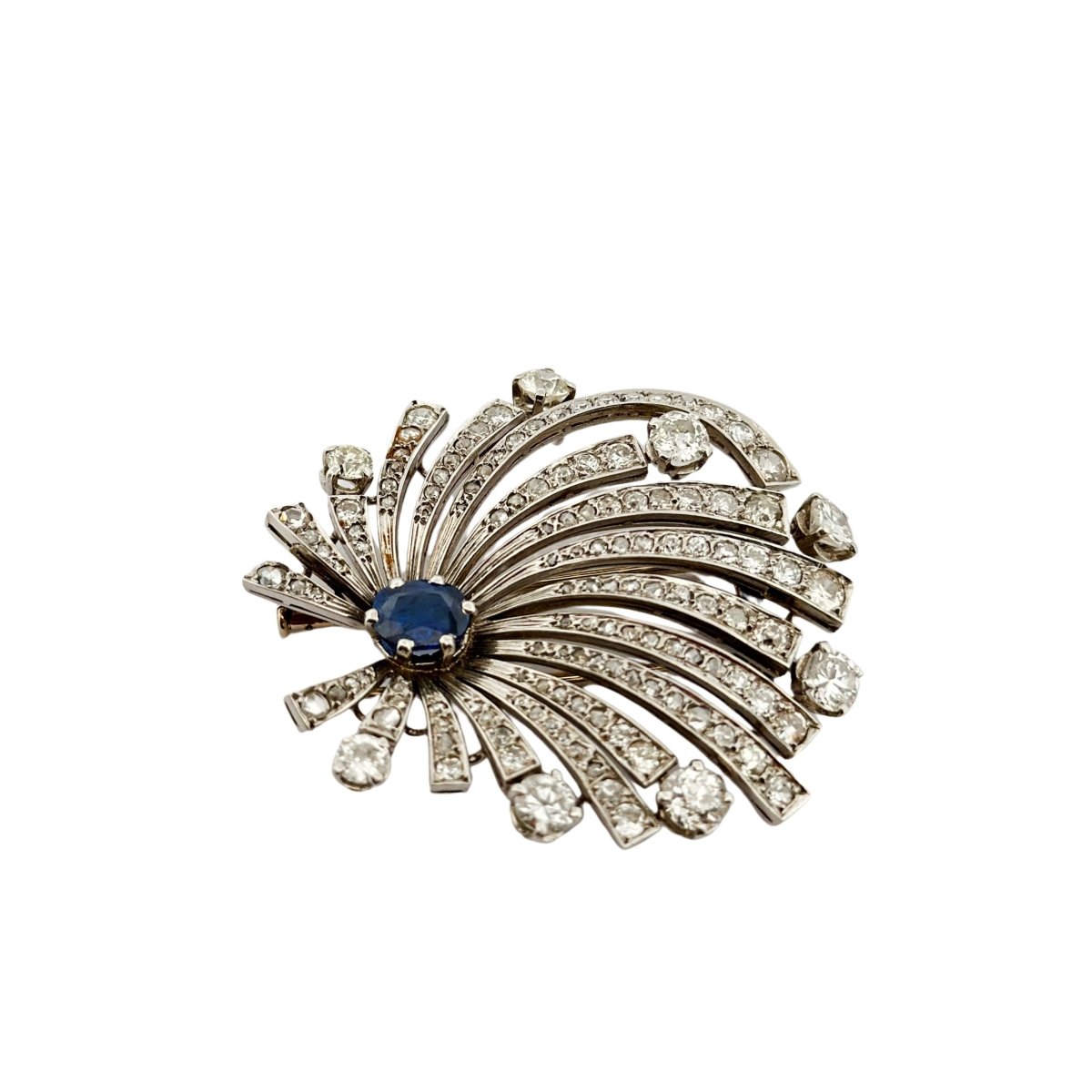 Broche Clip en or blanc, platine, saphir et diamants - Castafiore