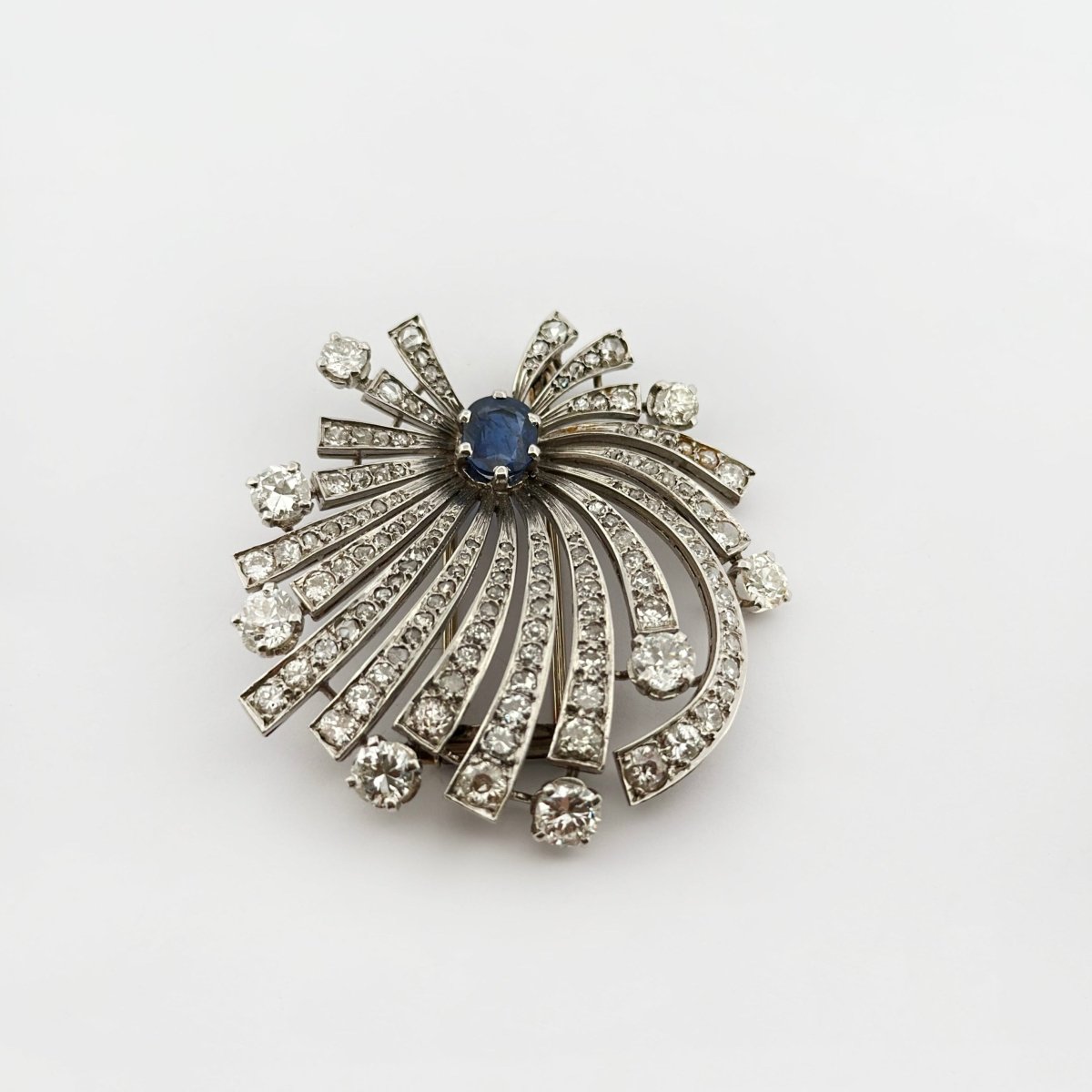 Broche Clip en or blanc, platine, saphir et diamants - Castafiore