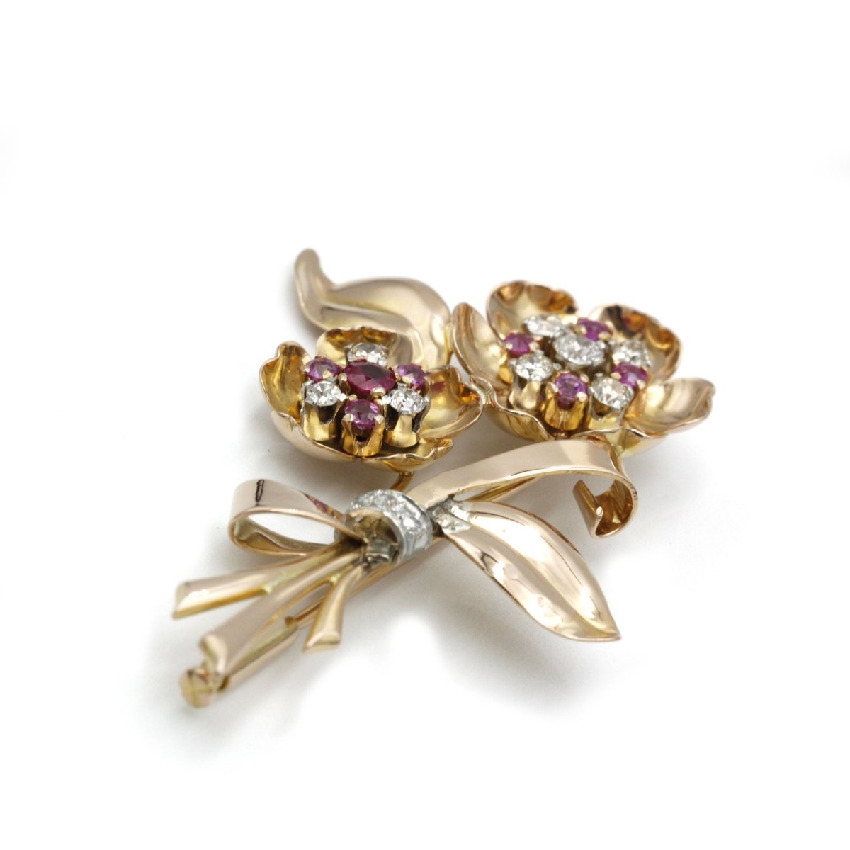 Broche Clip en or, platine, rubis et diamants - Castafiore