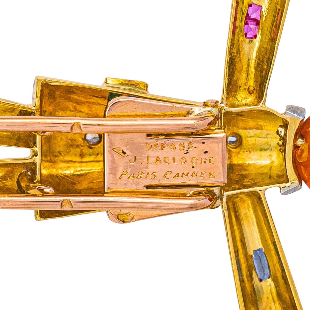 Broche Clip LAROCHE "Épouvantail" en or jaune, platine, cornaline, saphirs, rubis, émeraudes et diamants - Castafiore