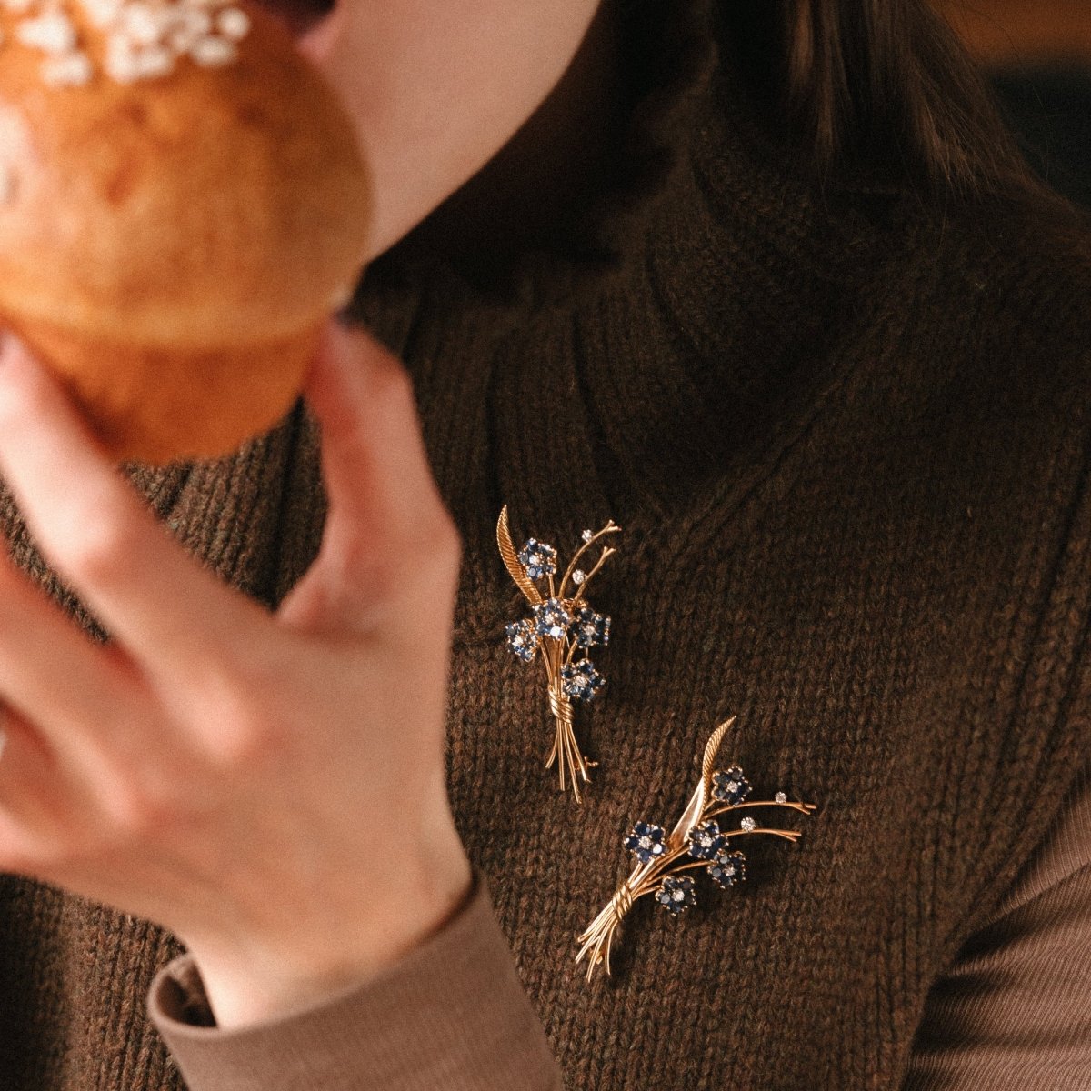 Broche Clip VAN CLEEF & ARPELS "Bouquet de fleurs" en or jaune et saphirs - Castafiore