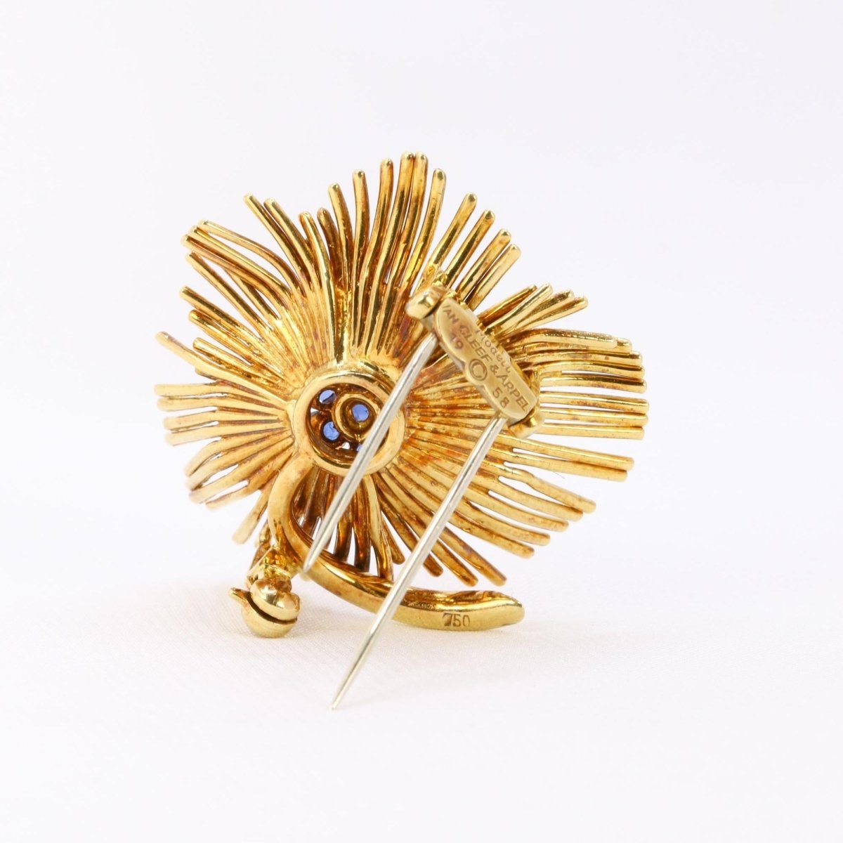 Broche Clip Van Cleef & Arpels en or jaune et saphirs - Castafiore