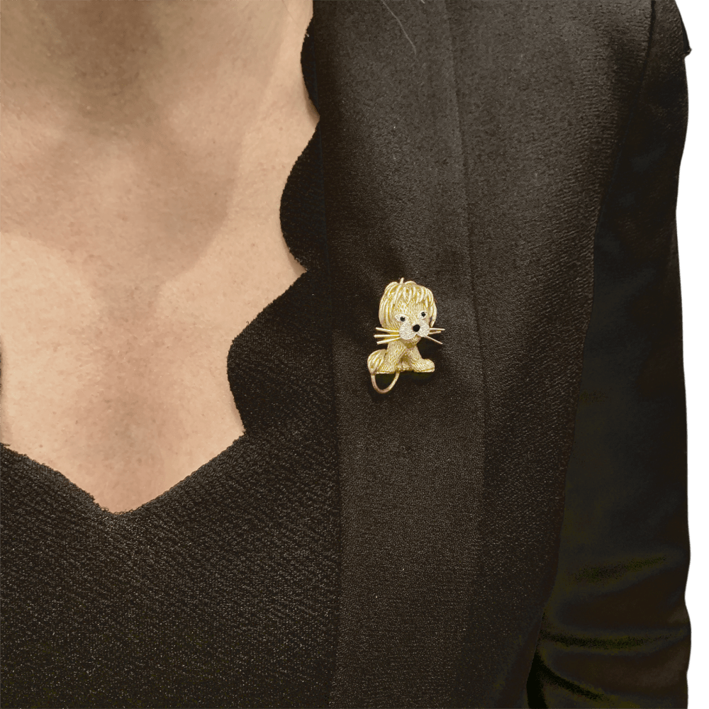 Broche Clip VAN CLEEF & ARPELS "Lion Ébouriffé" en or jaune, or blanc, émail, émeraudes et diamants - Castafiore