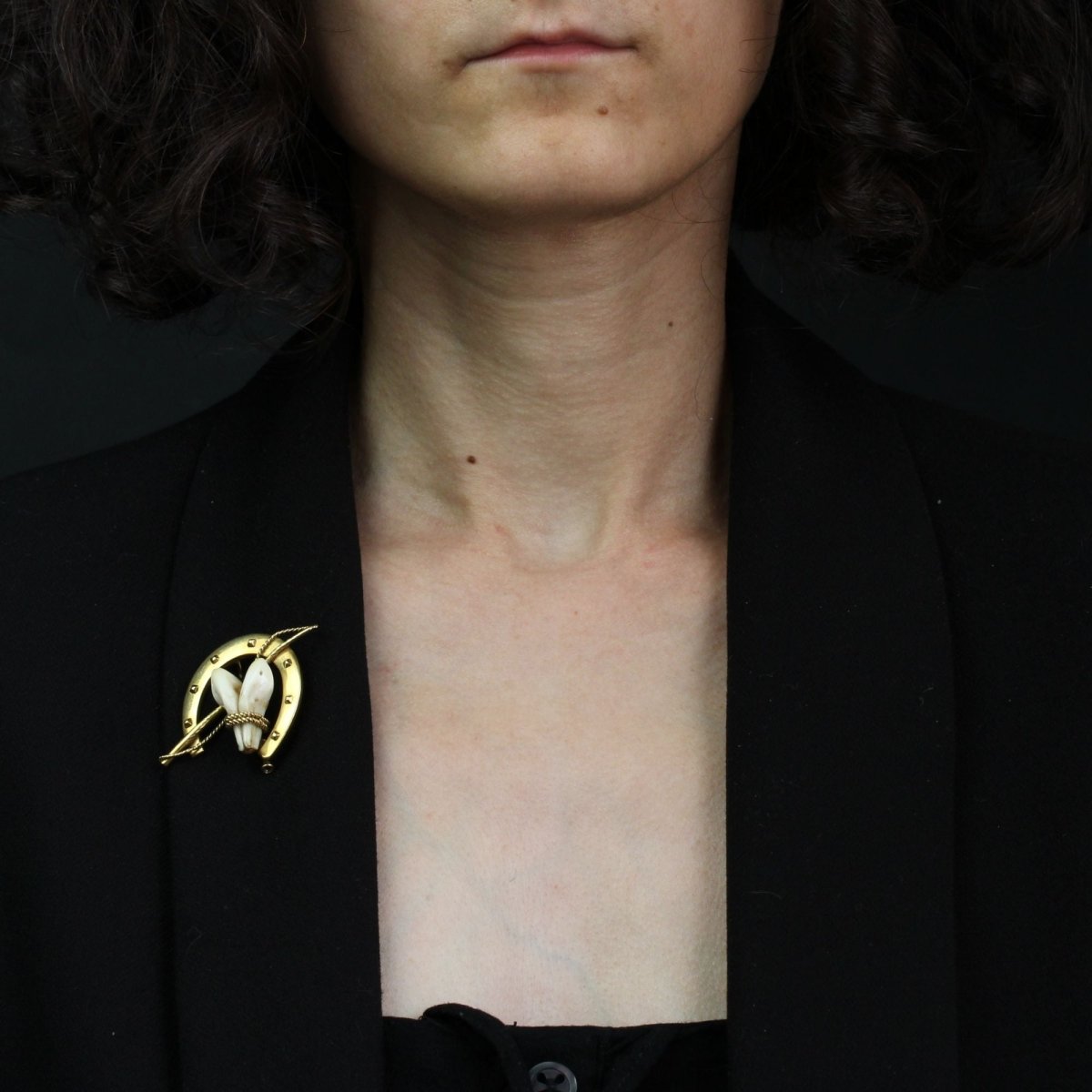 Broche de chasse ancienne en or jaune - Castafiore