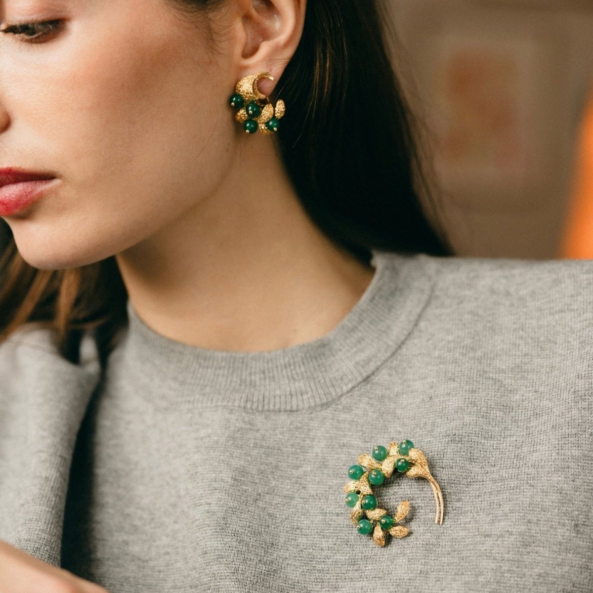 Broche Double Épingle VAN CLEEF & APRELS "Gui" en or jaune et chrysoprases - Castafiore