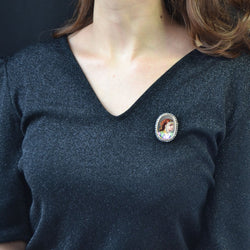 Broche émail habillé et son entourage de diamants - Castafiore