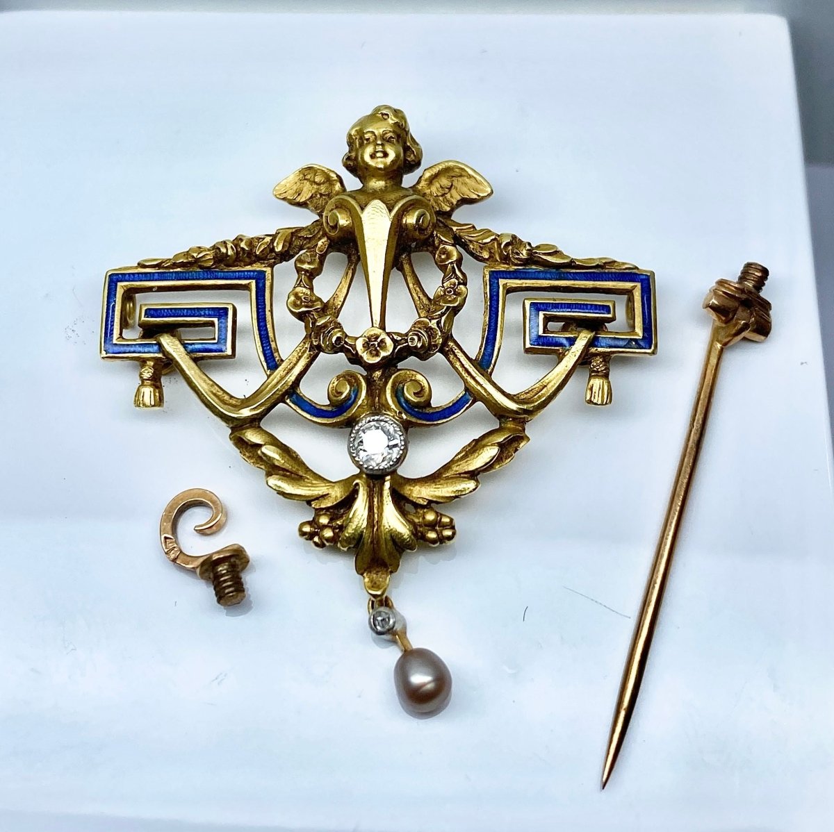 Broche en or jaune 18 carats, ange, émail, diamants et perle. - Castafiore
