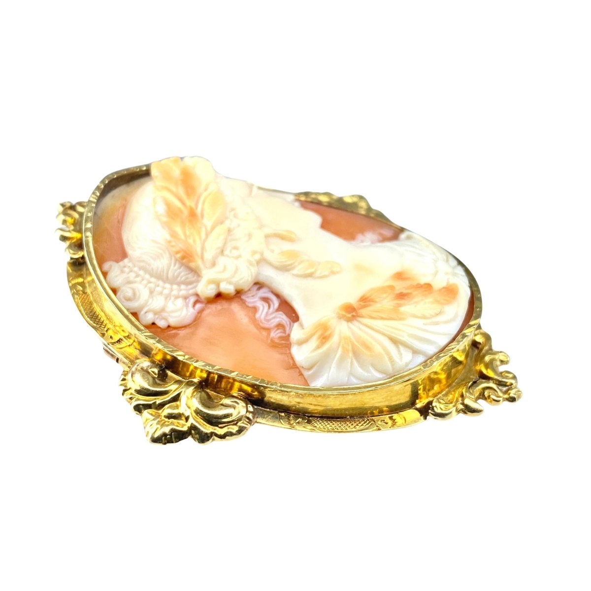 Broche en or jaune 18 carats et camée coquille , vers 1850. - Castafiore