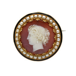 Broche en or jaune camée agate demi - perles et émail - Castafiore