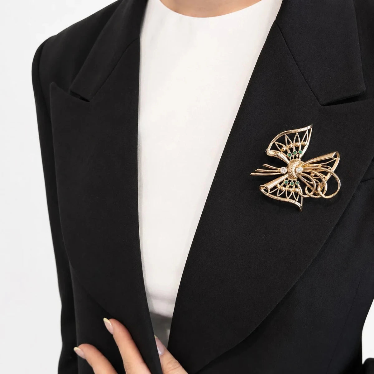 Broche en or jaune, émeraudes et diamants - Castafiore