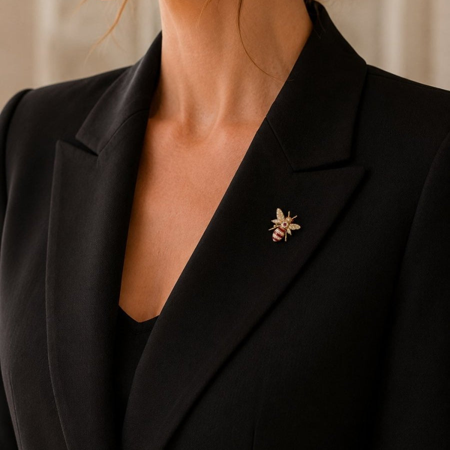 Broche en or jaune, rubis et diamants - Castafiore