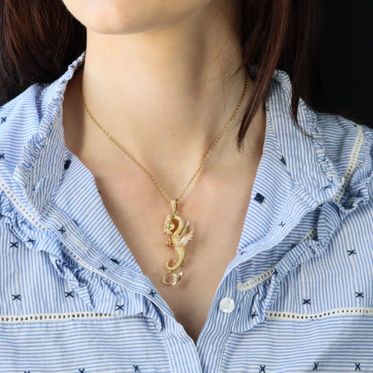 Brooch two gold dragon pendant