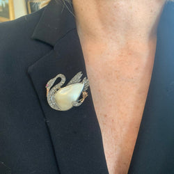 Broche Épingle en or blanc, or jaune, rubis, nacre et diamants - Castafiore