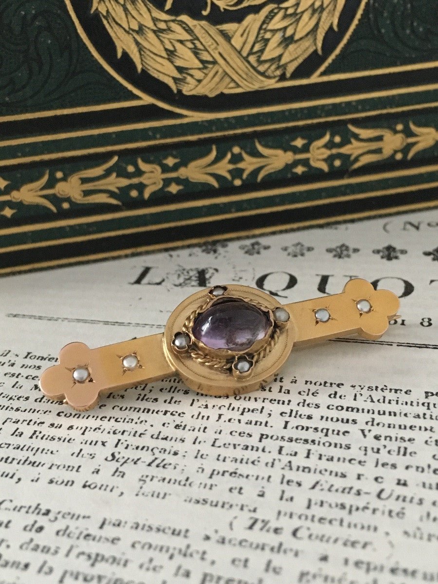 Broche Épingle en or jaune, améthyste et perles - Castafiore