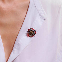 broche Épingle en or jaune, argent, émail et diamants. - Castafiore