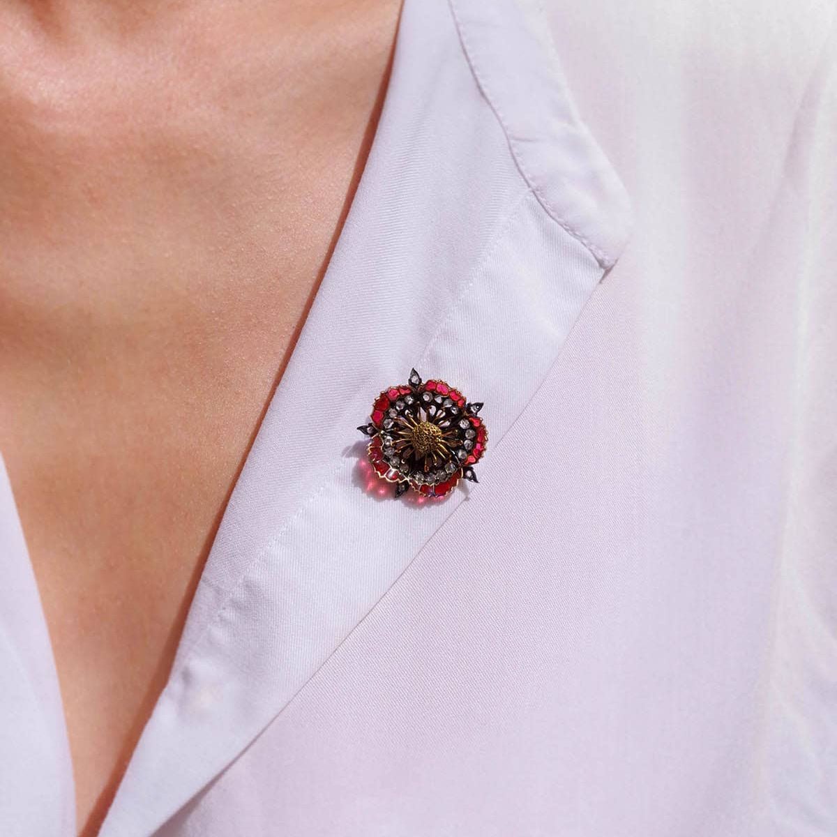 broche Épingle en or jaune, argent, émail et diamants. - Castafiore