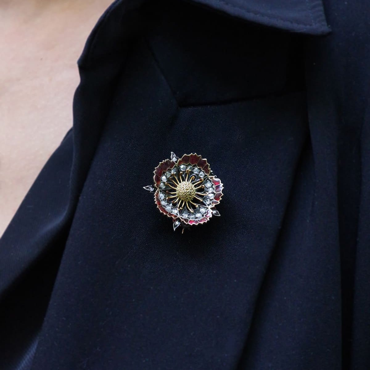 Broche Épingle en or jaune, argent, émail et diamants - Castafiore