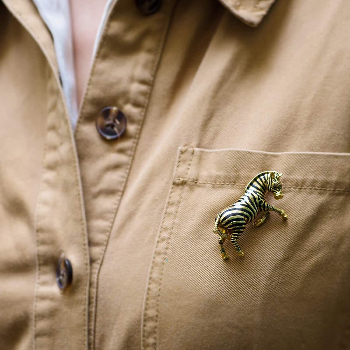 Broche Épingle en or jaune, émail et diamants - Castafiore