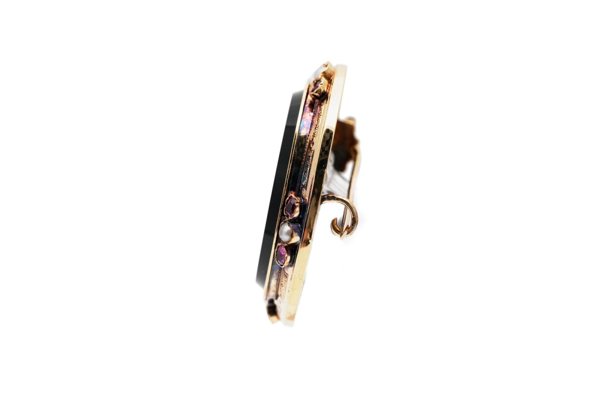 Broche Épingle en or jaune, onyx, perles et rubis - Castafiore