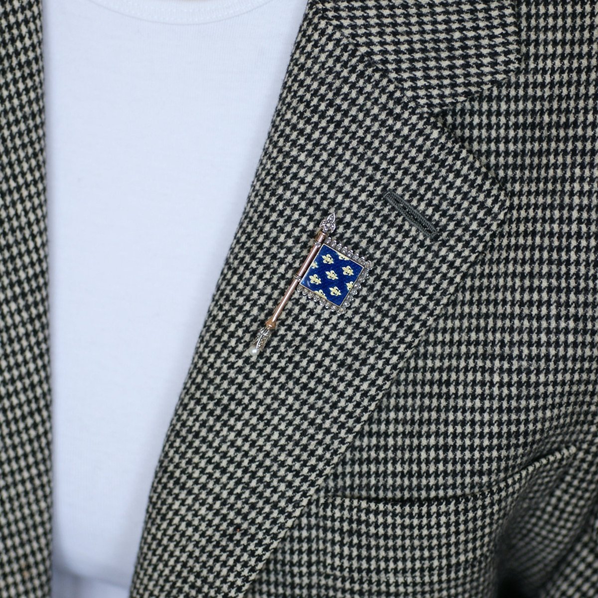 Broche Épingle en or jaune, or rose, argent, émail, perle et diamants - Castafiore