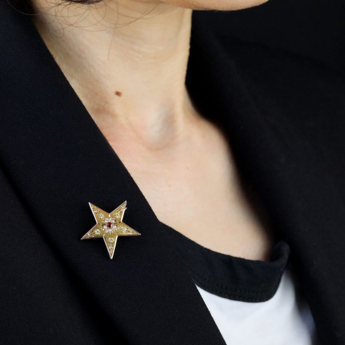 Brooch former star rose gold garnet pearls