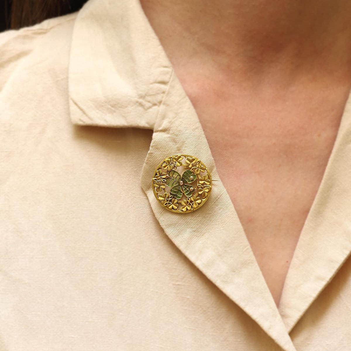 Broche Épingle EUGÈNE TROUVÉ en or jaune, émail et diamants - Castafiore