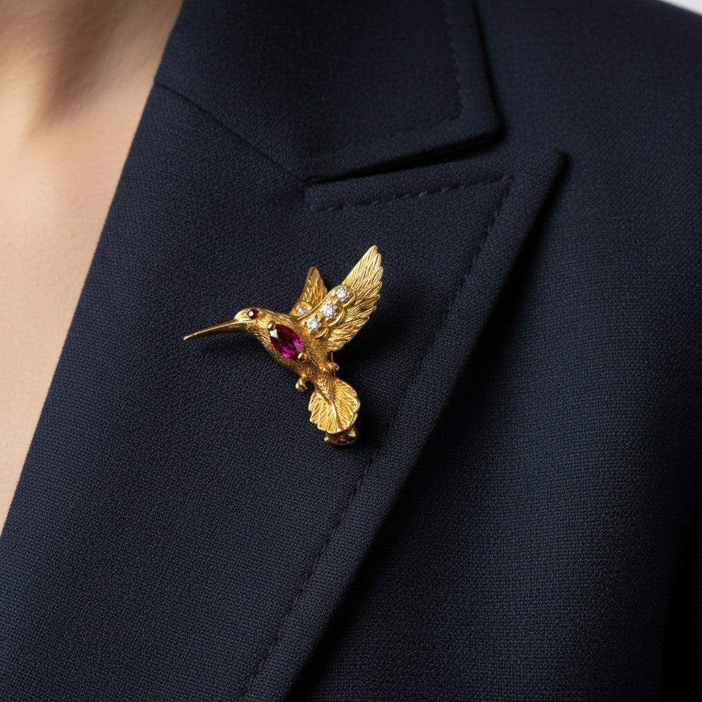 Broche Épingle E.WOLFE & CO. en or jaune, rubis et diamants - Castafiore