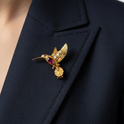Broche Épingle E.WOLFE & CO. en or jaune, rubis et diamants - Castafiore
