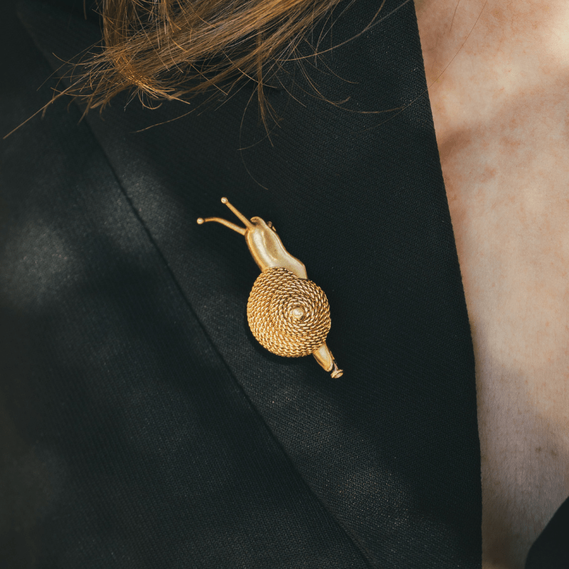 Broche Épingle HERMÉS "Escargot" en or jaune - Castafiore