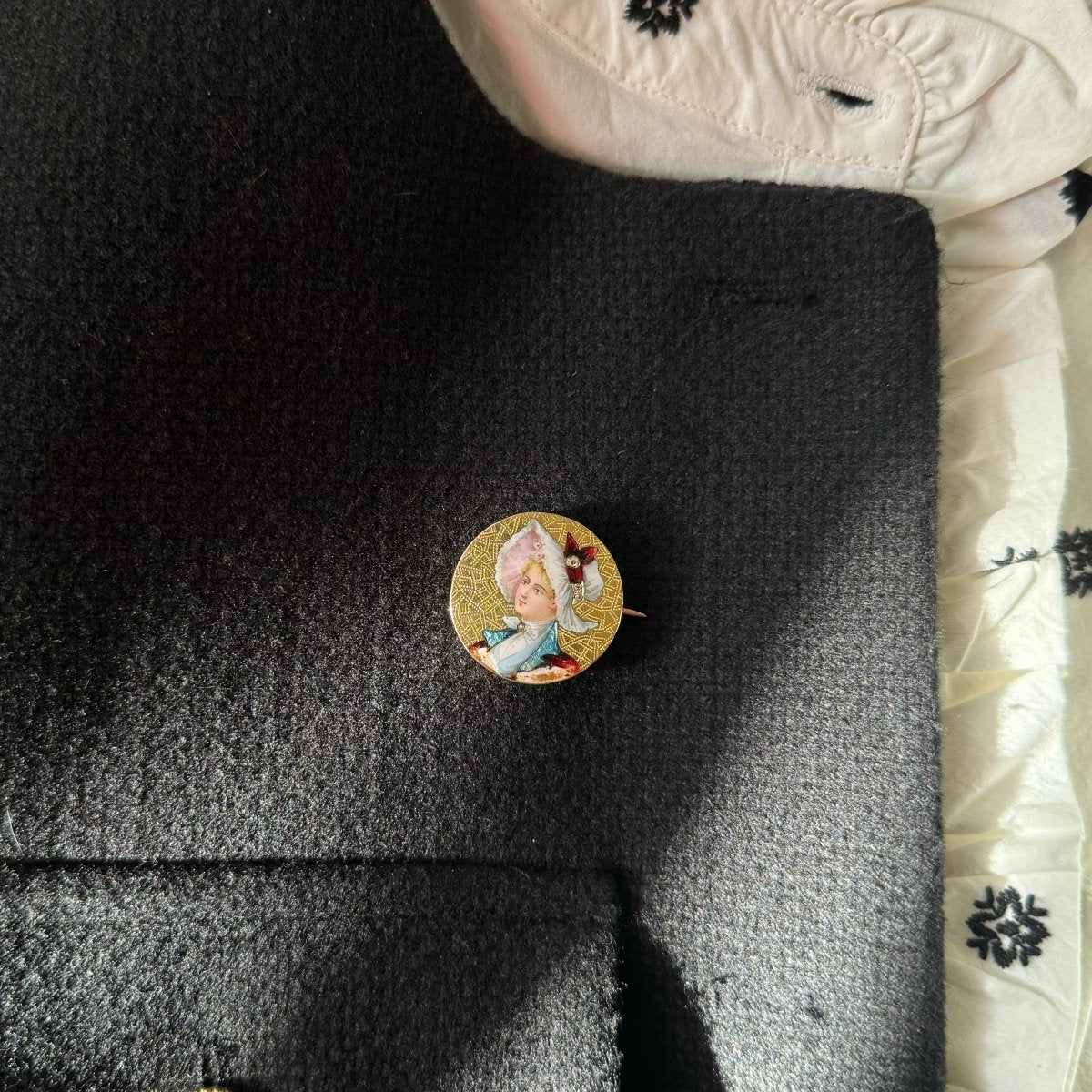 Broche femme au chapeau - Castafiore